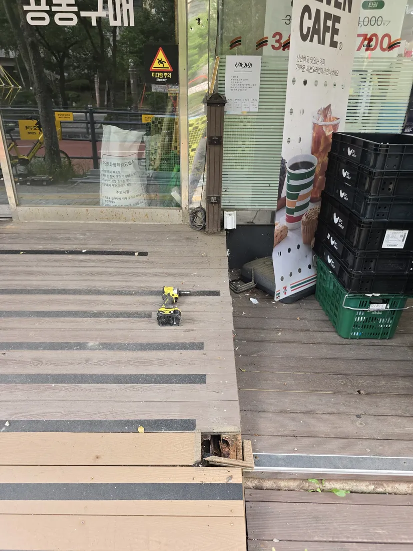 상가 진입로 목재 데크 재시공 완료 모습