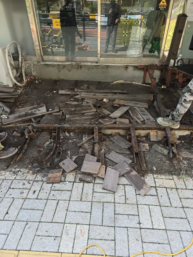 상가 진입로 목재 데크 철거 후 재시공 시공 전 모습