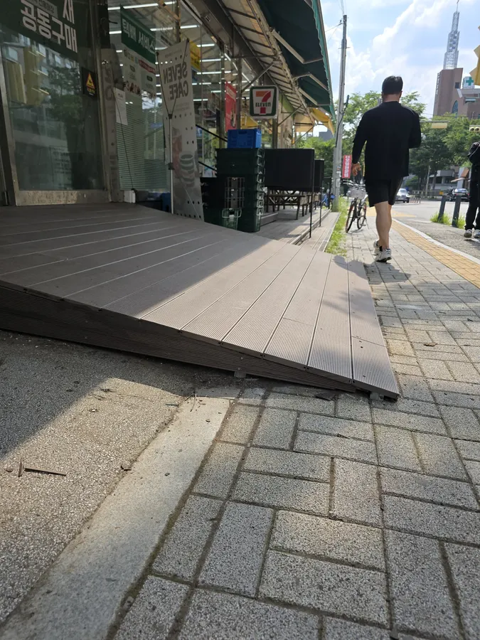 데크재 마감 및 계단 시공
