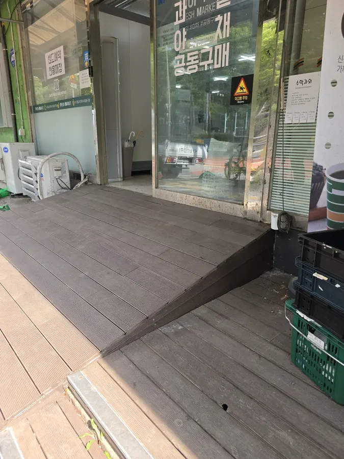 상가 진입로에 시공한 바닥데크